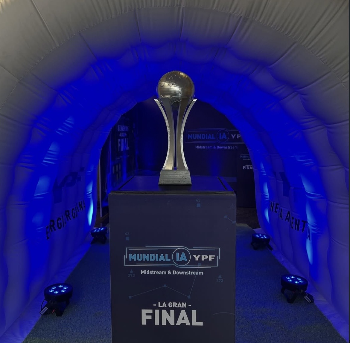 Túnel inflable iluminado en azul con trofeo para un evento corporativo